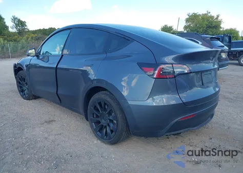 2023 Tesla Model Y Awd/Long Range Dual Motor All-Wheel Drive z USA, uszkodzony, nr VIN 7SAYGDEE2PF752100